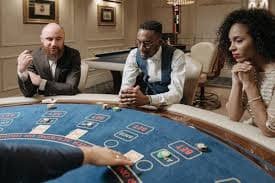 Baccarat နှင့် Poker ကတ်ဂိမ်းများ victy88 တွင်